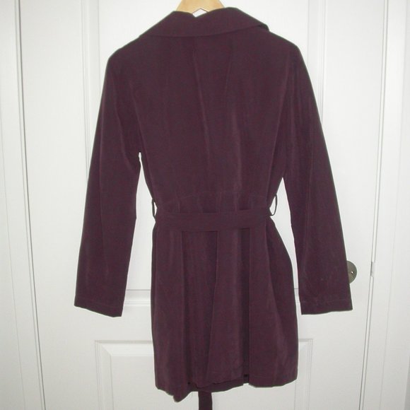 Elegant Maroon Trench Coat with Ruffled Collar - Picture 3 of 6